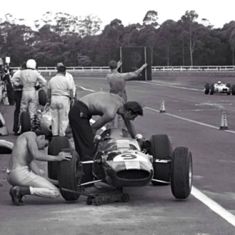 Warwick Farm pendant les essais, Jim met la main à la pâte pou changer une roues sur la Lotus 32...